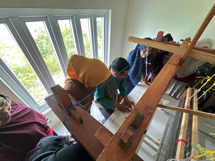 Tingkatkan Daya Saing, Pengrajin Tenun Bira Ikuti Pelatihan Desain 