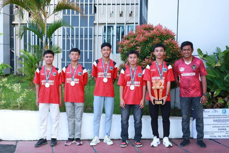 Wabup Edy Manaf, Serahkan Medali Penghargaan kepada Atlet Sepakbola U-16