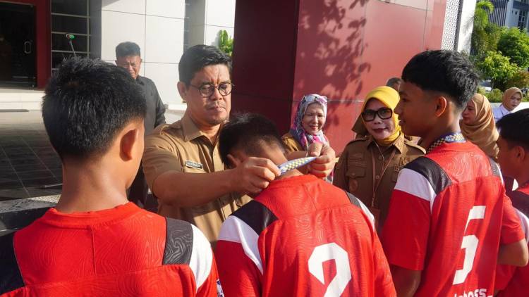 Wabup Edy Manaf, Serahkan Medali Penghargaan kepada Atlet Sepakbola U-16