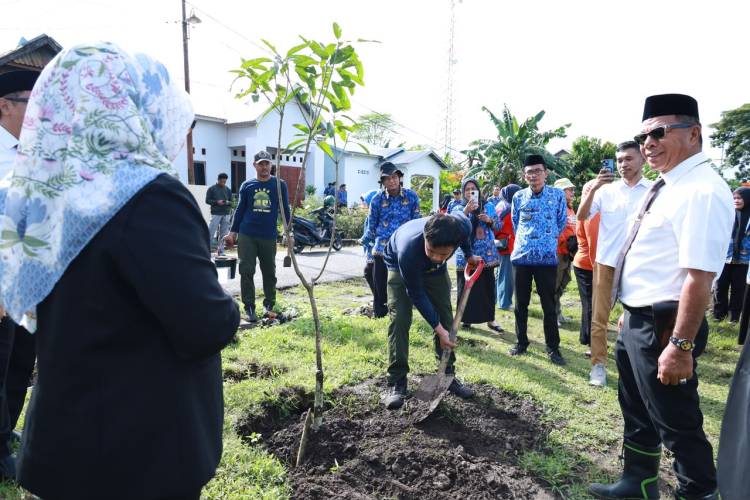 Tanam Pohon Kembali Warnai Peringatan Harkitnas