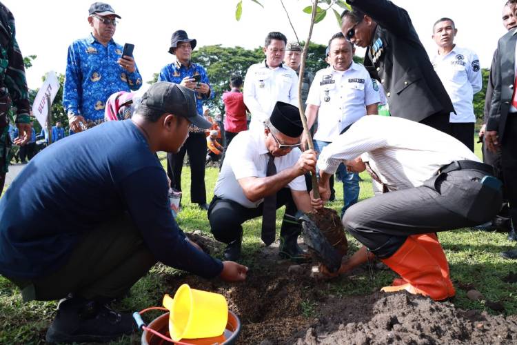 Tanam Pohon Kembali Warnai Peringatan Harkitnas