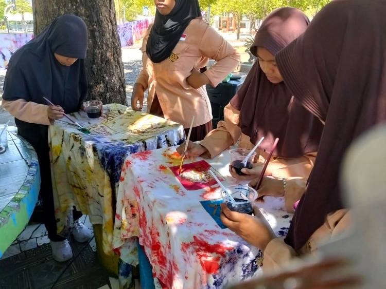 Rumah Membatik Bunga Mawar Bulukumba Latih Siswa SRMP 23 Makassar Bikin Sarung Batik Shibori