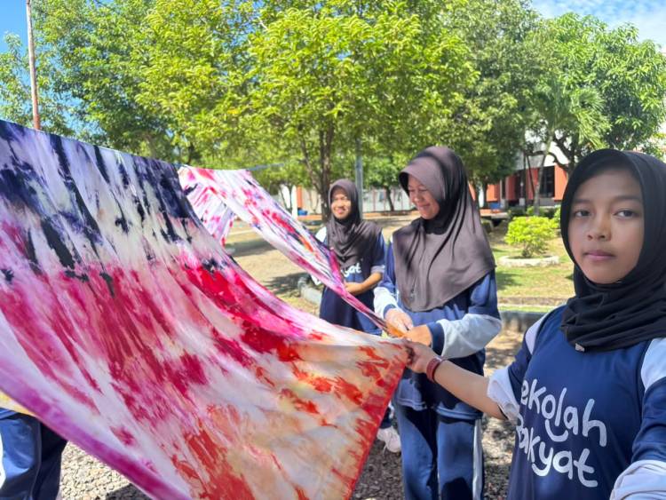 Rumah Membatik Bunga Mawar Bulukumba Latih Siswa SRMP 23 Makassar Bikin Sarung Batik Shibori