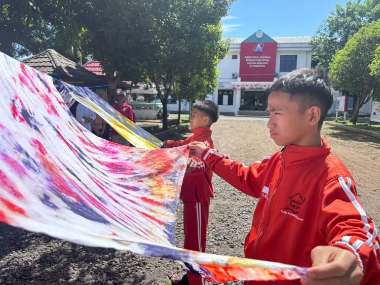 Rumah Membatik Bunga Mawar Bulukumba Latih Siswa SRMP 23 Makassar Bikin Sarung Batik Shibori