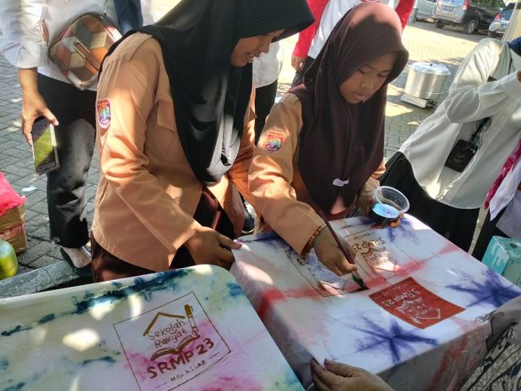 Rumah Membatik Bunga Mawar Bulukumba Latih Siswa SRMP 23 Makassar Bikin Sarung Batik Shibori