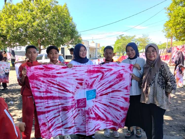 Rumah Membatik Bunga Mawar Bulukumba Latih Siswa SRMP 23 Makassar Bikin Sarung Batik Shibori