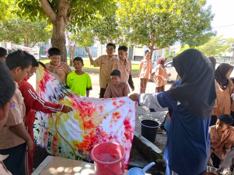Rumah Membatik Bunga Mawar Bulukumba Latih Siswa SRMP 23 Makassar Bikin Sarung Batik Shibori