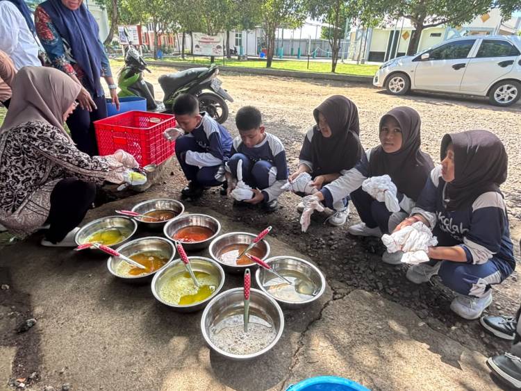 Rumah Membatik Bunga Mawar Bulukumba Latih Siswa SRMP 23 Makassar Bikin Sarung Batik Shibori
