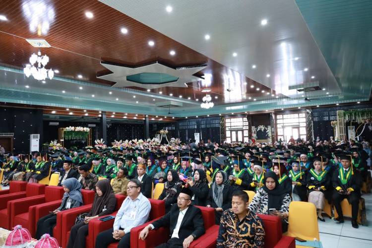 Andi Utta Motivasi Wisudawan STIA Al Gazali Lebih Kreatif dan Inovatif