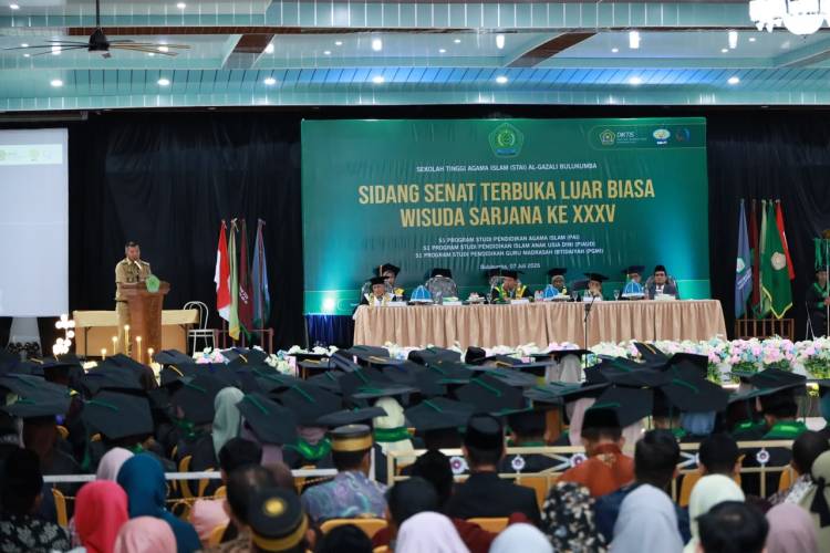 Andi Utta Motivasi Wisudawan STIA Al Gazali Lebih Kreatif dan Inovatif