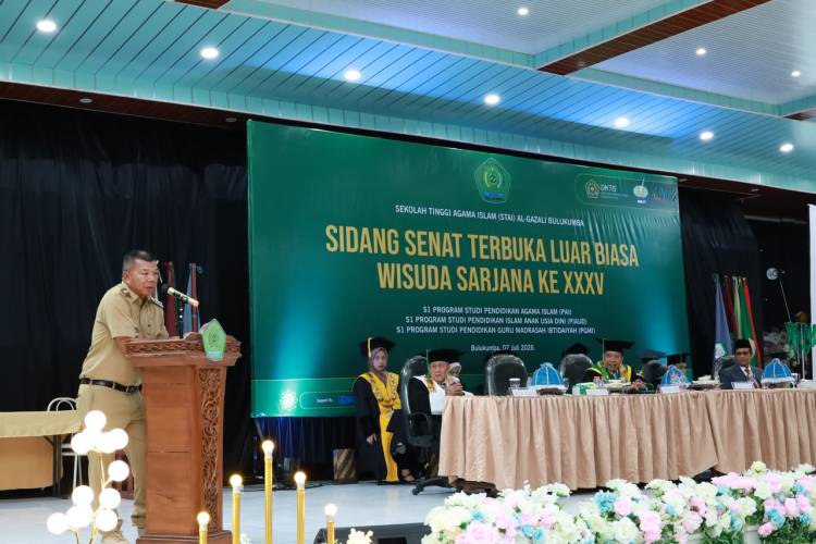 Andi Utta Motivasi Wisudawan STIA Al Gazali Lebih Kreatif dan Inovatif