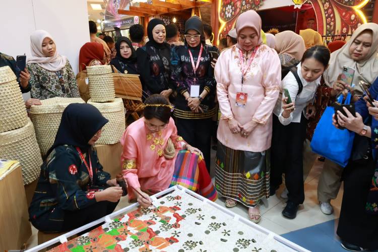 Dekranasda Bulukumba Tampil Memikat di TSM Makassar, Andi Herfida Ajak Masyarakat Bangga Pakai Produk Lokal