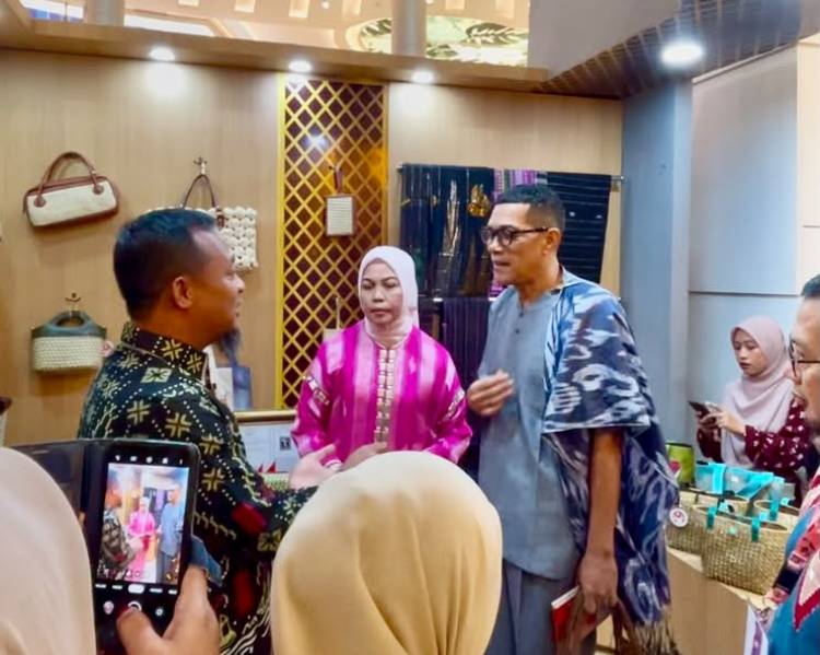 Gubernur Sulsel Apresiasi Miniatur Pinisi Karya UMKM Bulukumba di Pameran HUT Dekranas ke-46