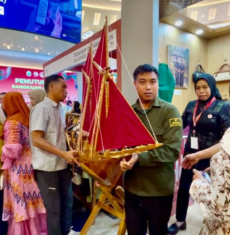 Gubernur Sulsel Apresiasi Miniatur Pinisi Karya UMKM Bulukumba di Pameran HUT Dekranas ke-46