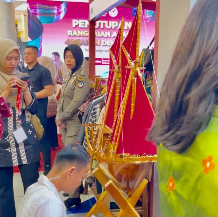 Gubernur Sulsel Apresiasi Miniatur Pinisi Karya UMKM Bulukumba di Pameran HUT Dekranas ke-46