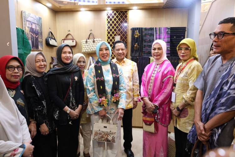 Stand Dekranasda Bulukumba Dikunjungi Mendagri Tito Karnavian pada Penutupan HUT ke-46 Dekranas