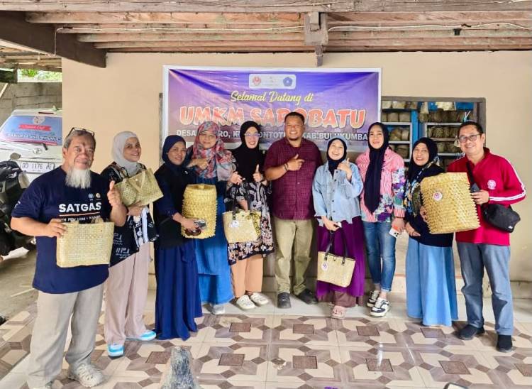 Kunjungi Bulukumba, Tim Satgas KAGAMA–KKN UGM Sulsel Borong Produk Kriya Bulukumba