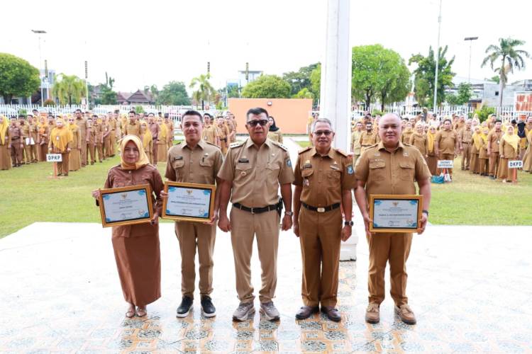 Bupati Andi Utta Beri Penghargaan kepada Tiga OPD Berprestasi dalam Pelayanan Publik
