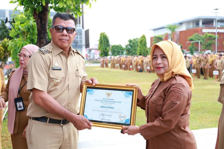 Bupati Andi Utta Beri Penghargaan kepada Tiga OPD Berprestasi dalam Pelayanan Publik