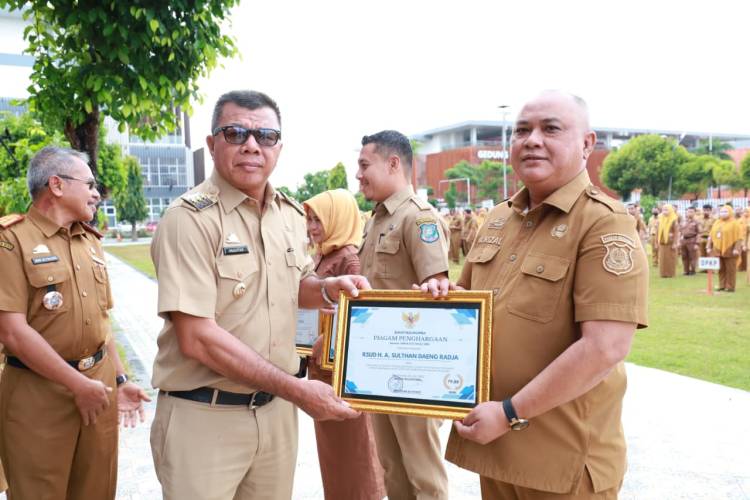Bupati Andi Utta Beri Penghargaan kepada Tiga OPD Berprestasi dalam Pelayanan Publik