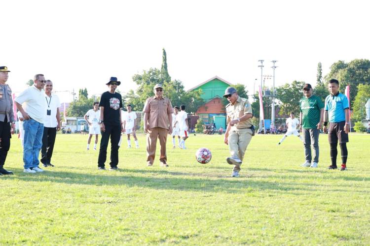 Jelang HUT ke-81 RI, Bupati Andi Utta Buka Turnamen Sepakbola di Gantarang