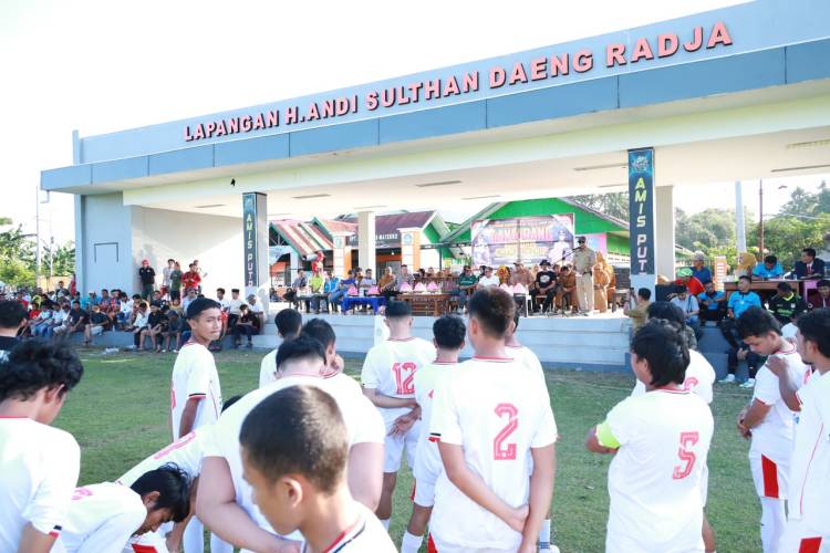 Jelang HUT ke-81 RI, Bupati Andi Utta Buka Turnamen Sepakbola di Gantarang