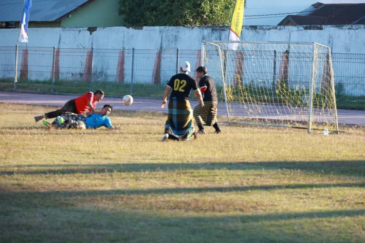 Semarak HUT 81 RI di Bulukumba, Eksekutif-Legislatif Tarung Ulang Sepakbola Sarung