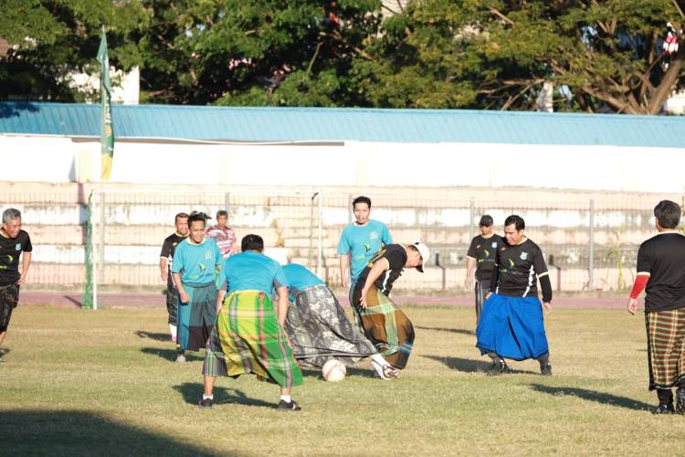 Semarak HUT 81 RI di Bulukumba, Eksekutif-Legislatif Tarung Ulang Sepakbola Sarung