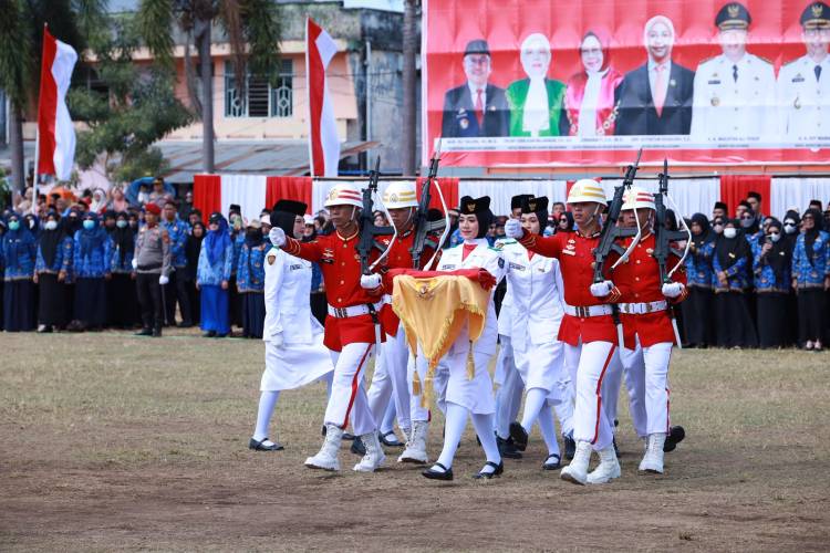 Sukses Kibarkan Sang Merah Putih, Paskibraka Bulukumba Dapat Aplaus dari Warga dan Peserta Upacara
