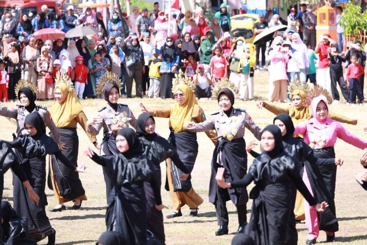 Tarian Kolosal Ribuan Penari Warnai Upacara HUT ke-81 RI di Bulukumba