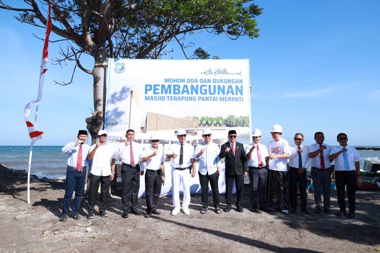 Pemancangan Tiang Tandai Dimulainya Pembangunan Masjid Terapung Pantai Merpati Bulukumba