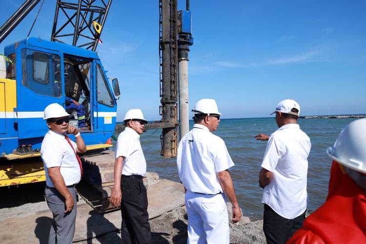 Pemancangan Tiang Tandai Dimulainya Pembangunan Masjid Terapung Pantai Merpati Bulukumba
