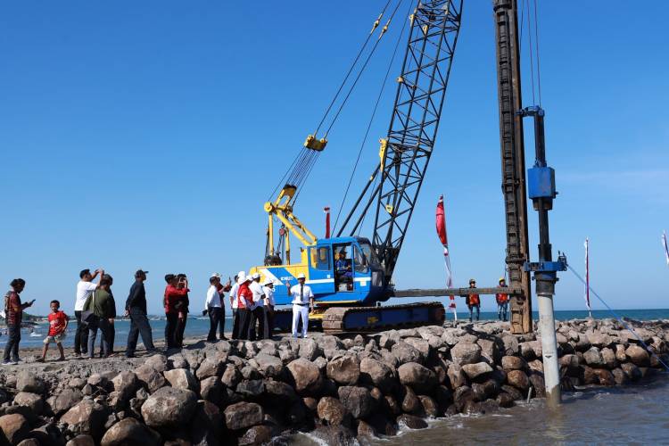 Pemancangan Tiang Tandai Dimulainya Pembangunan Masjid Terapung Pantai Merpati Bulukumba