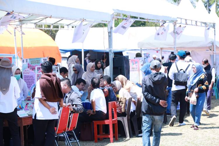 Hari Pertama Jambore Pelayanan, Warga Kindang Membludak Manfaatkan Layanan Publik