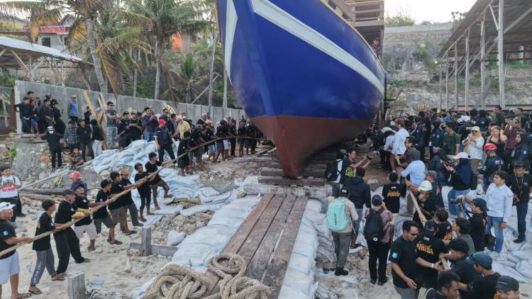 Turis Mancanegara Antusias Ikuti Prosesi Annyorong Lopi, Pinisi Bulukumba Siap Berlayar ke Labuan Bajo