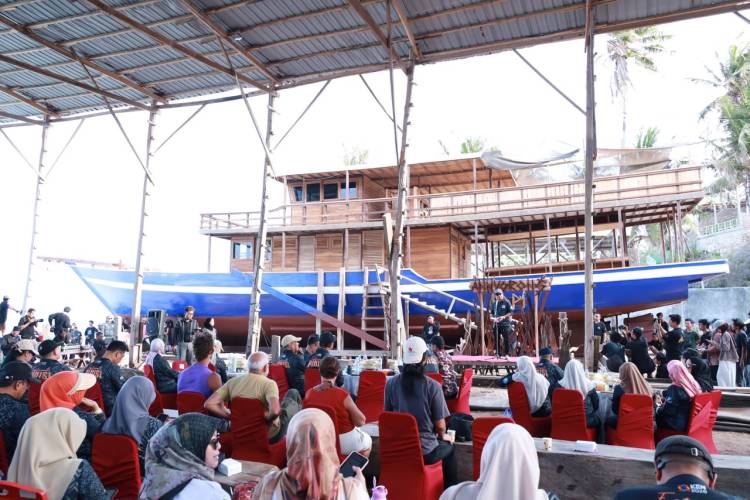 Turis Mancanegara Antusias Ikuti Prosesi Annyorong Lopi, Pinisi Bulukumba Siap Berlayar ke Labuan Bajo