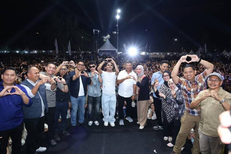 Faris Adam Serukan “Bulukumba Gacor”, Ribuan Warga Bergoyang di Penutupan Festival Pinisi XVI