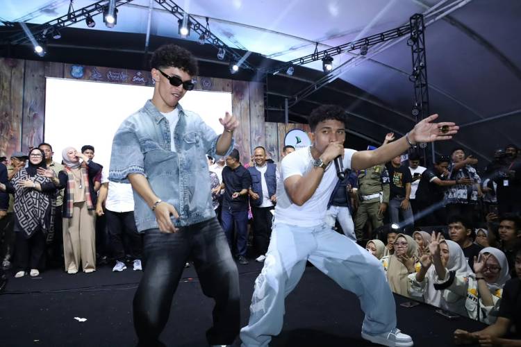 Faris Adam Serukan “Bulukumba Gacor”, Ribuan Warga Bergoyang di Penutupan Festival Pinisi XVI