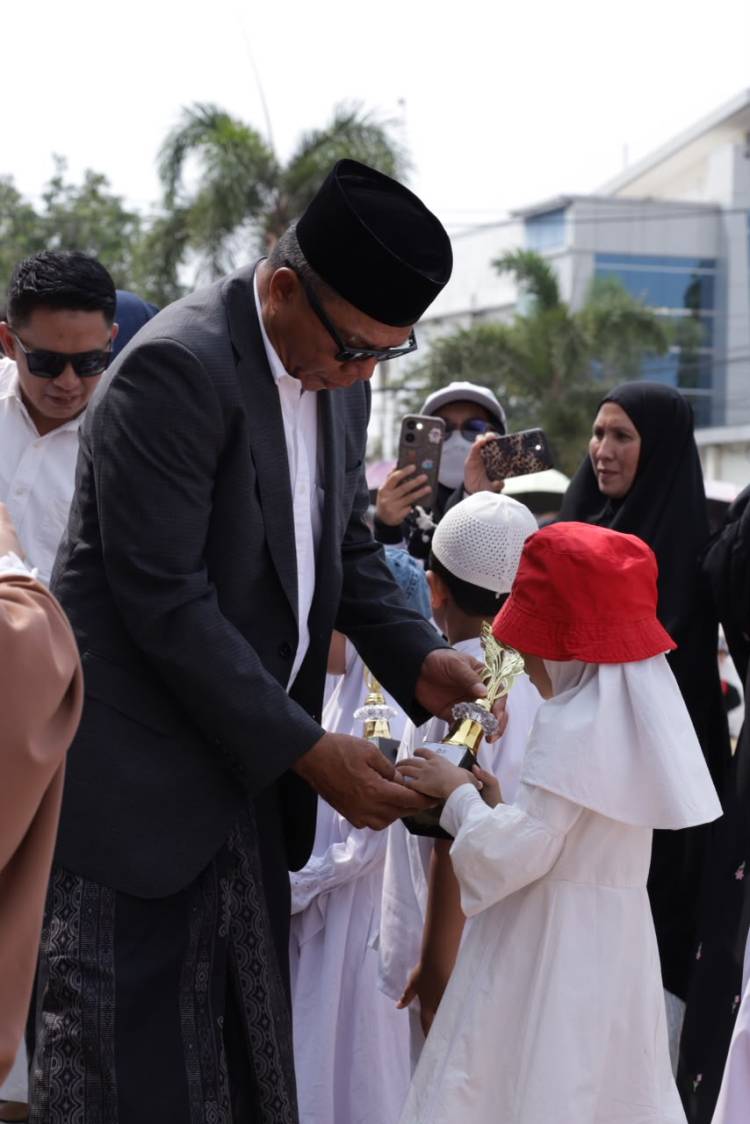 Kenakan Sarung, Bupati Andi Utta Pimpin Upacara Hari Santri 2026 di Bulukumba