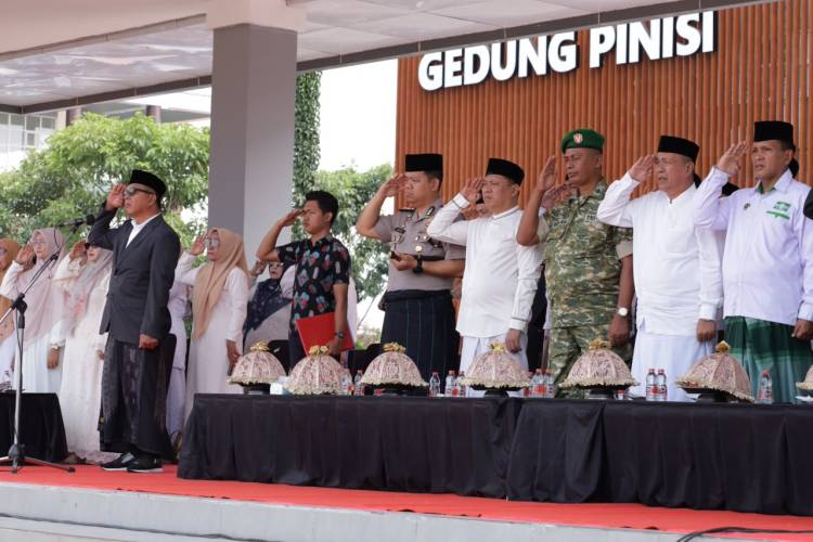 Kenakan Sarung, Bupati Andi Utta Pimpin Upacara Hari Santri 2026 di Bulukumba