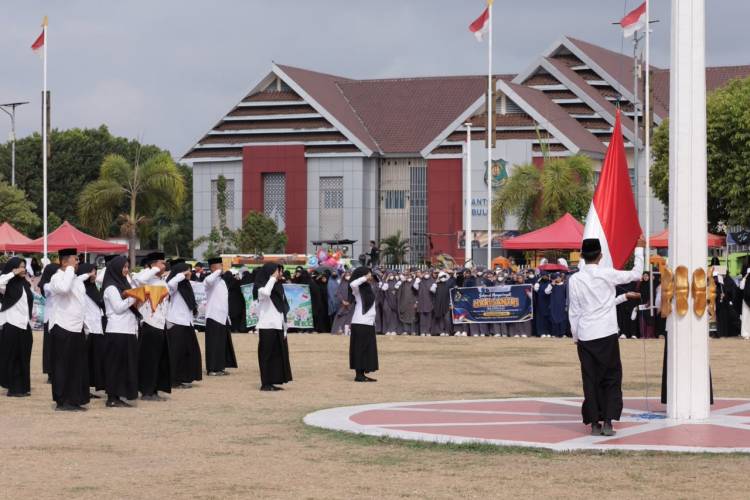 Kenakan Sarung, Bupati Andi Utta Pimpin Upacara Hari Santri 2026 di Bulukumba