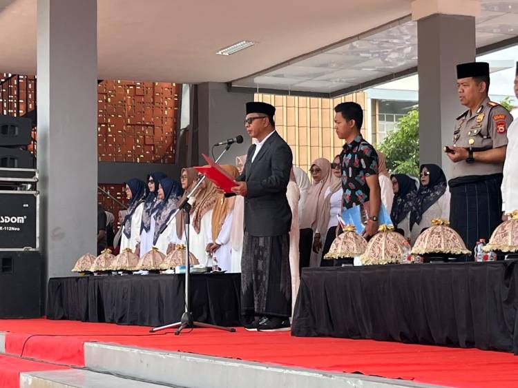 Kenakan Sarung, Bupati Andi Utta Pimpin Upacara Hari Santri 2026 di Bulukumba