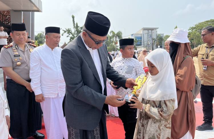 Kenakan Sarung, Bupati Andi Utta Pimpin Upacara Hari Santri 2026 di Bulukumba